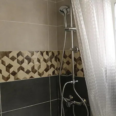 Housegugu * Lisbon